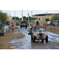 Des casques bleus burkinabè patrouillent à bord de leur pick-up aux côtés des blindés du détachement de liaison et d'appui (DLA) à Tombouctou, au Mali.