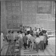 Rencontre d'étudiants français,  Algériens et de polytechniciens au cours d'une visite dans les ruines romaines de Djemila.