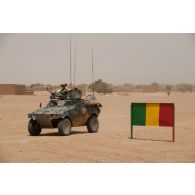 Un véhicule blindé léger (VBL) du 1er régiment étranger de cavalerie (1er REC) traverse un village sur la piste transsaharienne, au Mali.