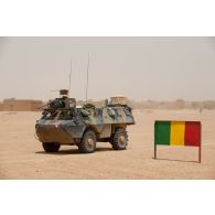 Un véhicule de l'avant blindé (VAB) du peloton de soutien du 1er régiment étranger de cavalerie (1er REC) traverse un village sur la piste transsaharienne, au Mali.