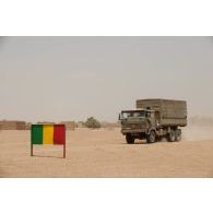 Un camion TRM-10000 du 511e régiment du train (511e RT) progresse sur la piste transsaharienne, au Mali.