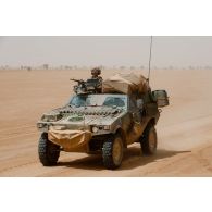 Un véhicule blindé léger (VBL) du 1er régiment étranger de cavalerie (1er REC) progresse sur la piste transsaharienne, au Mali.