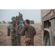 Un logisticien du Service des essences des armées (SEA) assure le recomplètement des véhicules du 1er régiment étranger de cavalerie (1er REC) lors d'une halte sur la piste transsaharienne, au Mali.