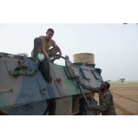 Un chauffeur du 1er régiment étranger de cavalerie (1er REC) fait le plein de carburant de son véhicule de l'avant blindé (VAB) lors d'une halte sur la piste transsaharienne, au Mali.