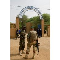 Le colonel Jérôme Clee, chef du détachement Influence, discute avec un gendarme malien au centre de santé de Gao, au Mali.
