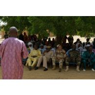 Des autorités militaires et civiles assistent au discours d'inauguration du centre de santé de Gao, au Mali.