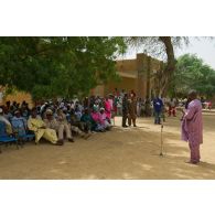 Des autorités militaires et civiles assistent au discours d'inauguration du centre de santé de Gao, au Mali.
