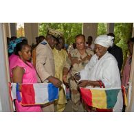 Le médecin en chef Patrice Ramiara accompagné du préfet adjoint, du directeur régional de la Santé et de la troisième adjointe au maire Mariama Maiga, coupe le ruban lors de l'inauguration du centre de santé de Gao, au Mali.