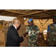 Le ministre de la Défense Jean-Yves le Drian rencontre le général Mamadou Sambé, commandant le bataillon des casques bleus sénégalais, lors de sa visite à Gao, au Mali.