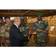 Le ministre de la Défense Jean-Yves le Drian rencontre le colonel Coulibaly de l'armée malienne, lors de sa visite à Gao, au Mali.