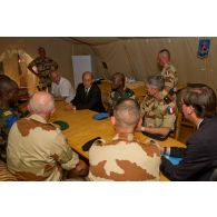 Le ministre de la Défense Jean-Yves Le Drian assiste à une réunion de commandement avec le général Mamadou Sambé, chef des casques bleus sénégalais, lors de sa visite à Gao, au Mali.