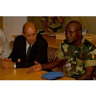 Le ministre de la Défense Jean-Yves Le Drian discute avec le général Mamadou Sambé, chef des casques bleus sénégalais, lors de sa visite à Gao, au Mali.