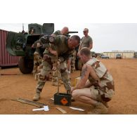 Un adjudant-chef du détachement des munitions distribue des bandes de cartouches de 7,62 mm pour mitrailleuse ANF1 à Gao, au Mali.
