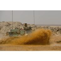 Un véhicule blindé léger (VBL) du 1er régiment étranger de cavalerie (1er REC) franchit une mare de boue sur la piste transsaharienne en direction d'Aguelhok, au Mali.