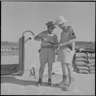 Installation et visite du poste de Takerboust tenu par le 9/2e régiment d'infanterie (RI) de la 20e DI.