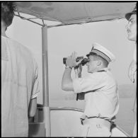 Le lieutenant de vaisseau commandant le patrouilleur côtier La Pique en observation.