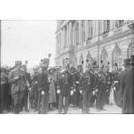 [Membre de la garde nationale encadrant la foule lors de la signature du traité de paix à Versailles, 28 juin 1919.]