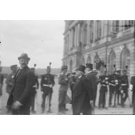 [Personnages civils sortant de la séance de signature du traité de paix à Versailles, 28 juin 1919.]