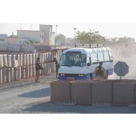 Des bigors du 3e régiment d'artillerie de marine (3e RAMa) encadrent l'arrivée d'un autobus au poste de sécurité du camp de Bamako, au Mali.