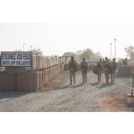 Des bigors du 3e régiment d'artillerie de marine (3e RAMa) assurent une relève de garde au poste de sécurité du camp de Bamako, au Mali.