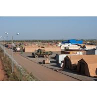 Vue des installations du Rôle 2, de la zone technique et logistique et des quartiers du commandant de la force (COMANFOR) Serval sur le camp de Bamako, au Mali.