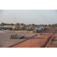 Des soldats font leur footing quotidien autour de la zone vie du camp de Bamako, au Mali.