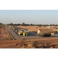 Vue des installations sanitaires et du village de tentes du camp de Bamako, au Mali.