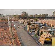 Vue des installations sanitaires du camp de Bamako, au Mali.