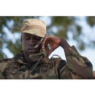 Un artilleur malien transmet des coordonnées par radio pour un tir de mortier lors d'une formation aux techniques d'artillerie sur le camp de Koulikoro, au Mali.