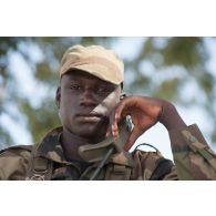Un artilleur malien transmet des coordonnées par radio pour un tir de mortier lors d'une formation aux techniques d'artillerie sur le camp de Koulikoro, au Mali.