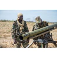 Des artilleurs maliens suivent une formation sur lance-roquette Grad 2M sur le camp de Koulikoro, au Mali.