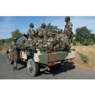 Des soldats maliens participent à un exercice à bord de leur pick-up sur le camp de Koulikoro, au Mali.