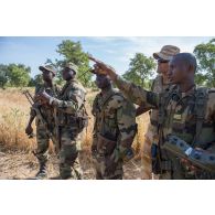 Un commandant d'unité malien rend compte à son instructeur du déploiement de ses sections lors d'une formation à Mafeya, au Mali.