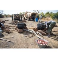 Des soldats maliens préparent l'ordinaire en bivouac sur le camp de Koulikoro, au Mali.