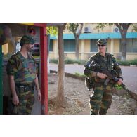 Des chasseurs ardennais belges gardent l'entrée du quartier des armées européennes sur un poste de sécurité du camp de Koulikoro, au Mali.
