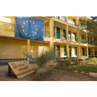Entrée du poste de commandement de la mission de formation européenne (EUTM) installé dans le bâtiment de l'école militaire d'administration à Koulikoro, au Mali.
