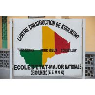Panneau à l'entrée de l'école d'état-major nationale de Koulikoro (EEMNK), au Mali.