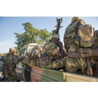 Des soldats maliens partent en exercice à bord de leur pick-up à Doumba, au Mali.