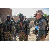 L'adjudant Adboulaye rend compte de la manoeuvre de sa section à un instructeur du 1er régiment d'infanterie (1er RI) lors d'une formation à Doumba, au Mali.