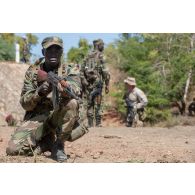 Des commandos maliens suivent une formation auprès d'un instructeur des forces spéciales espagnoles à Koulikoro, au Mali.