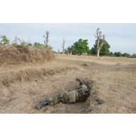 Un soldat malien neutralise une cible adverse jouée par un instructeur estonien lors d'une formation à Koulikoro, au Mali.