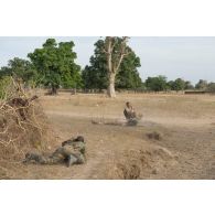 Un soldat malien neutralise des cibles adverses jouées par des instructeurs estoniens lors d'une formation à Koulikoro, au Mali.