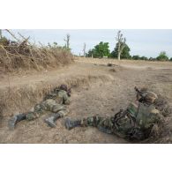 Des soldats maliens progressent vers une cible ennemie abattue jouée par un instructeur estonien lors d'une formation à Koulikoro, au Mali.