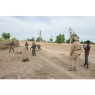Des soldats maliens vérifient la neutralisation de cibles ennemies jouées par des instructeurs estoniens lors d'une formation à Koulikoro, au Mali.