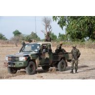 Des soldats maliens sécurisent le périmètre à l'arrière de leur pick-up lors d'une formation à Koulikoro, au Mali.