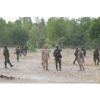Un chef d'unité malien fait son rapport à des instructeur estoniens et lituaniens lors d'une formation à Koulikoro, au Mali.