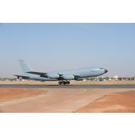 Décollage d'un avion ravitailleur KC-135-FR de l'escadron de ravitaillement en vol et de transport stratégique (ERVTS) 1/31 Bretagne depuis l'aéroport de Bamako, au Mali.