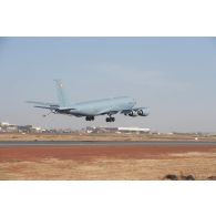 Décollage d'un avion ravitailleur KC-135-FR de l'escadron de ravitaillement en vol et de transport stratégique (ERVTS) 1/31 Bretagne depuis l'aéroport de Bamako, au Mali.