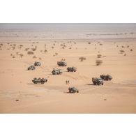 Sécurisation d'une zone de poser d'hélicoptère dans le désert malien.