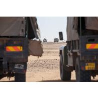 Des véhicules blindés légers (VBL) arrivent sur une base opérationnelle avancée temporaire (BOAT) lors d'une halte dans le désert malien.